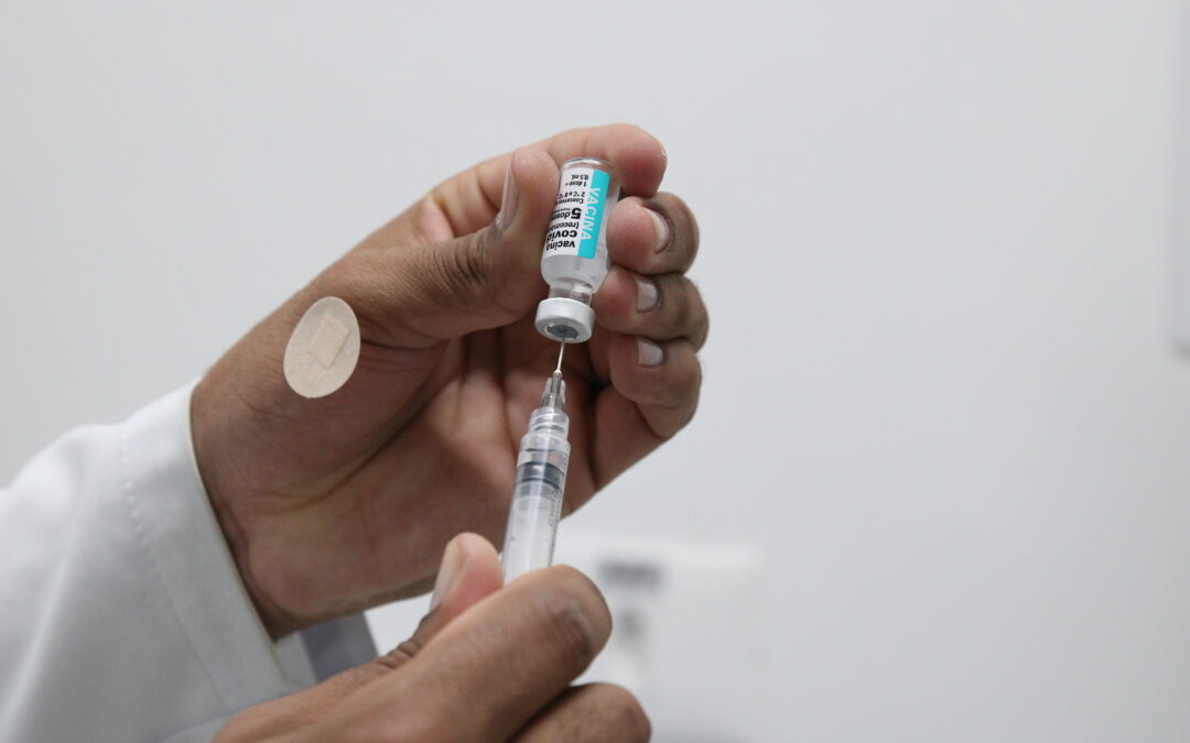 Vacina bivalente contra a covid-19 está disponível para todos os grupos prioritários