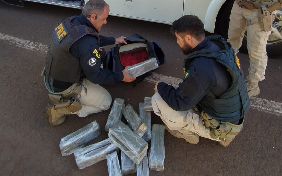 PRF prende passageiro de ônibus transportando malas com maconha em Lajeado