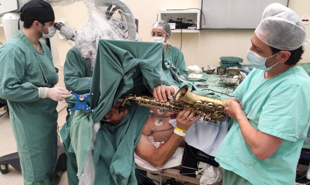Paciente toca saxofone durante cirurgia no cérebro em Porto Alegre