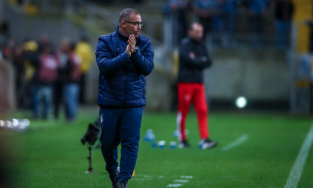 Cesar Lopes é desligado de seu cargo como treinador da equipe de transição do Grêmio