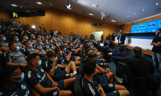 Elenco do Grêmio se apresenta oficialmente para a temporada 2023