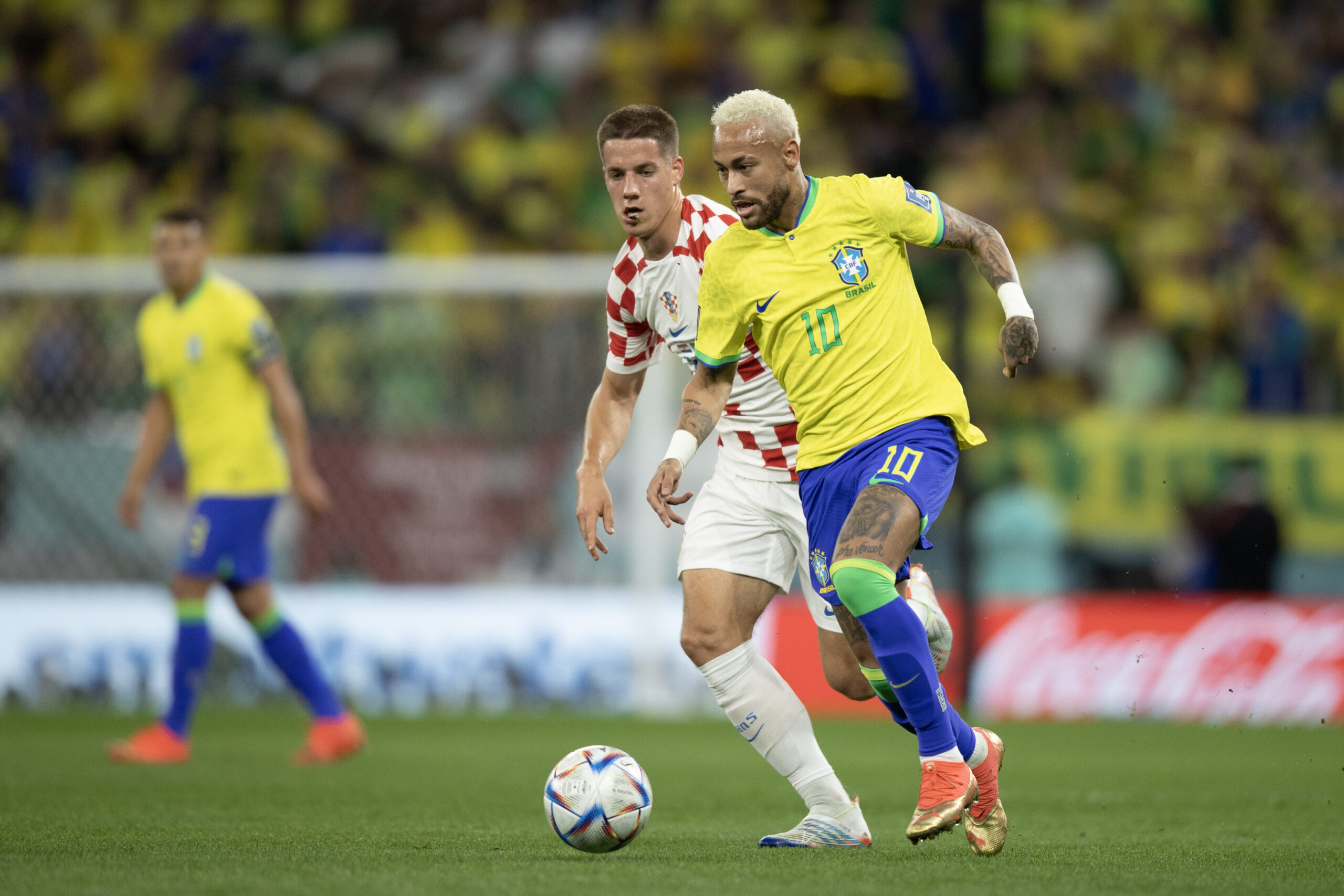 Brasil perde chances, leva gol no fim e é eliminado pela Croácia