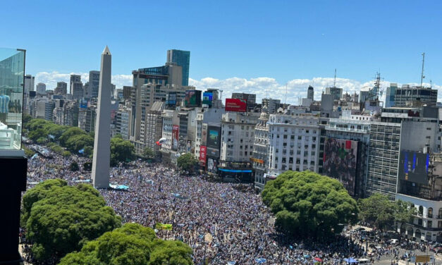 Argentinos festejam chegada da taça da Copa do Mundo nas ruas de Buenos Aires