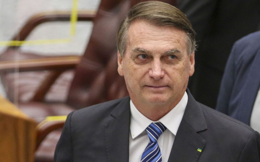 Pelas redes sociais, Bolsonaro comemora queda do preço da gasolina