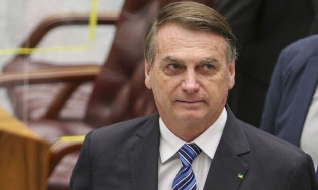 Pelas redes sociais, Bolsonaro comemora queda do preço da gasolina