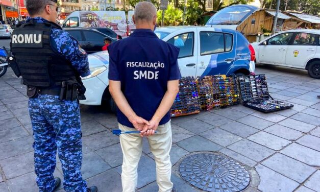 Mais de 300 óculos falsificados são apreendidos na Operação Calçada Livre no Centro de Porto Alegre