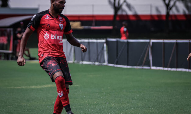 Leo Gomes, ex-Grêmio, é anunciado pelo Atlético-GO