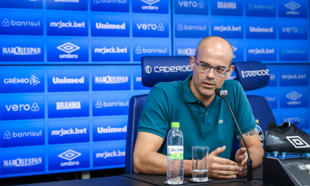 Efeito Suárez, Michael e redução no elenco: Caleffi concede entrevista coletiva