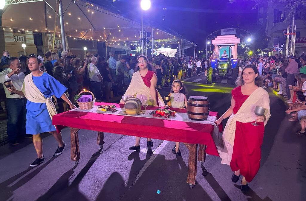 RDC TV faz transmissão exclusiva do Desfile de Carros Alegóricos do Bento em Vindima