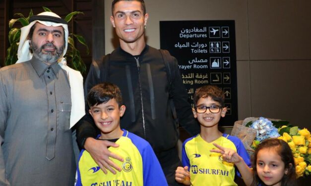 Cristiano Ronaldo é apresentado oficialmente pelo Al-Nassr