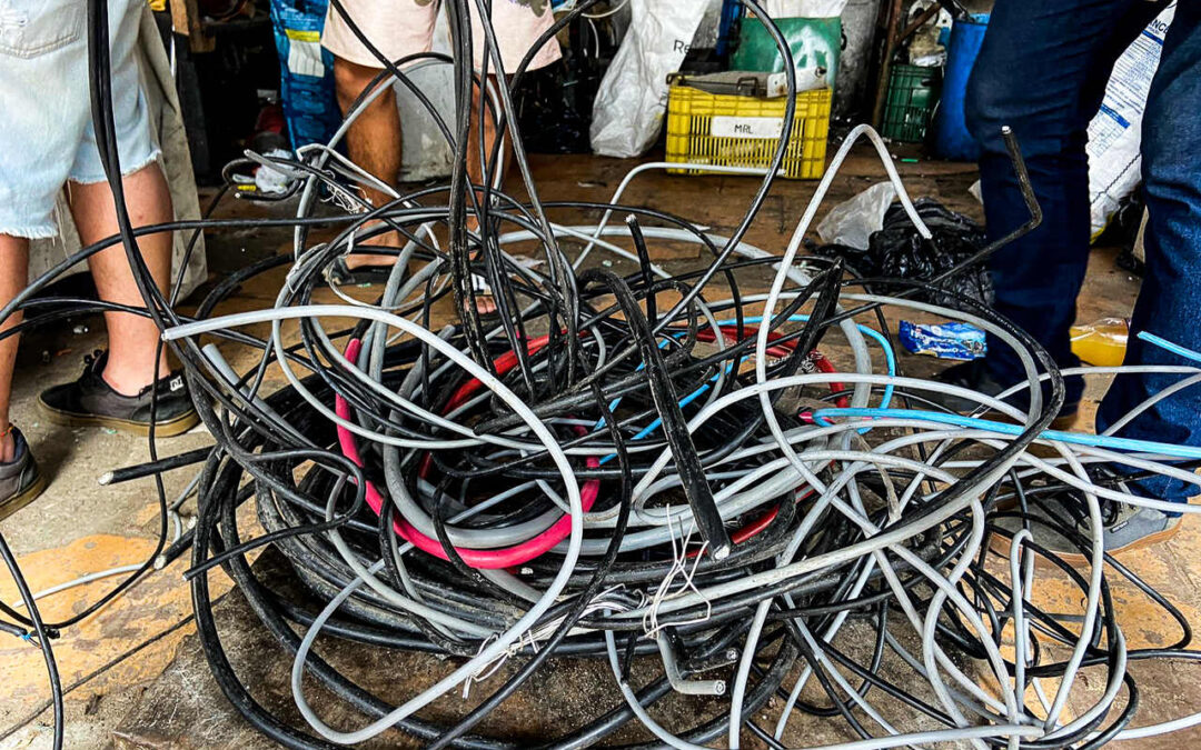 Operação encontra fios furtados e fecha ferro-velho na Zona Norte de Porto Alegre