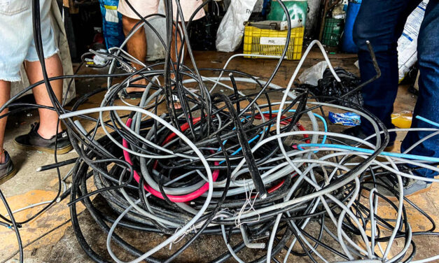 Operação encontra fios furtados e fecha ferro-velho na Zona Norte de Porto Alegre