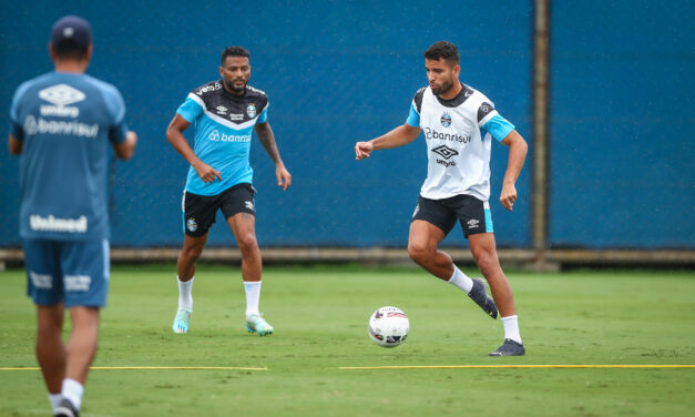 Pepê sente tornozelo e deixa treino do Grêmio mais cedo