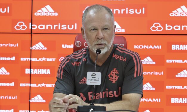Em coletiva, Mano Menezes mantém dúvidas no time para jogo contra o Caxias