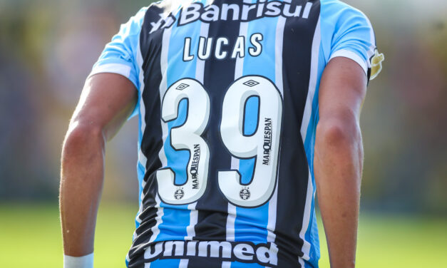 Jogadores do Grêmio homenageiam Lucas Leiva em partida contra o Ypiranga