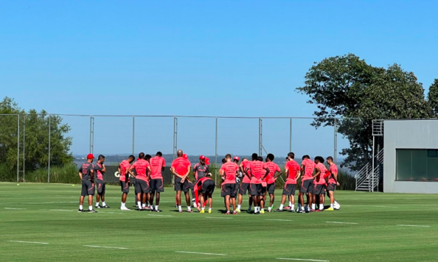 Mano Menezes comanda treino com portões fechados