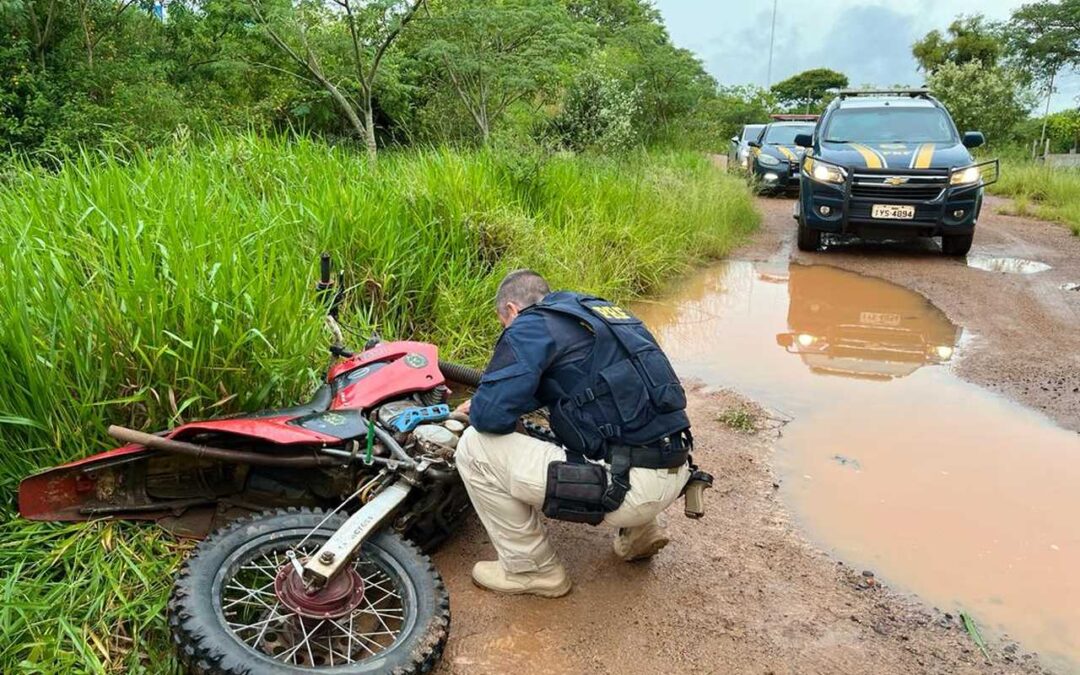 Dupla é flagrada apedrejando caminhões na saída de Porto Alegre