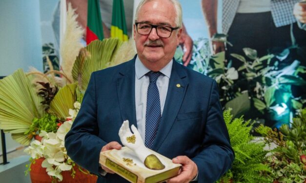 Deputado federal Pedro Westphalen recebe Troféu Semente de Ouro na Expodireto