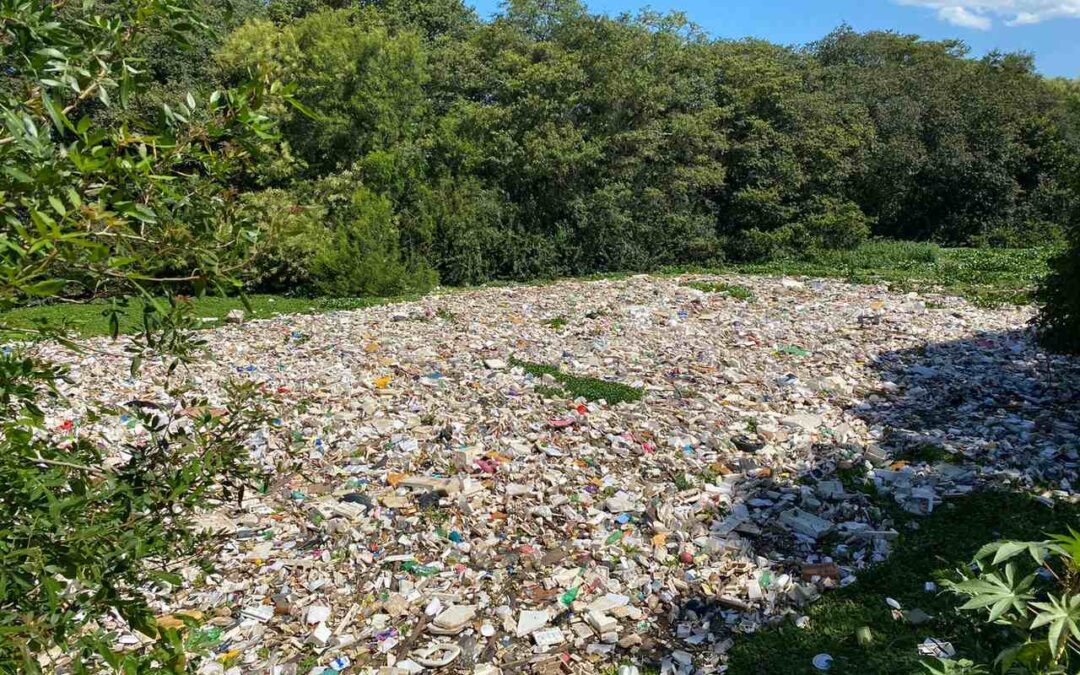 Brasil produziu uma média de 64 quilos de lixo plástico por pessoa em 2022