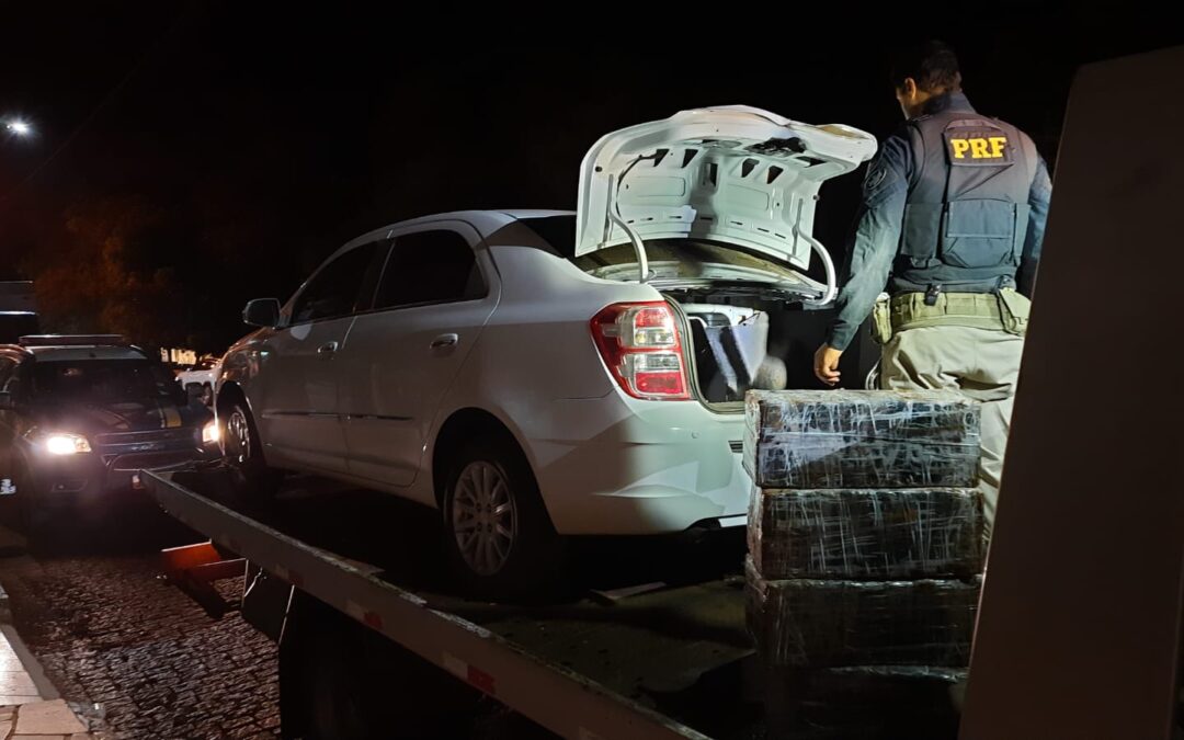 Carro roubado é recuperado carregando 90 quilos de maconha na BR-386
