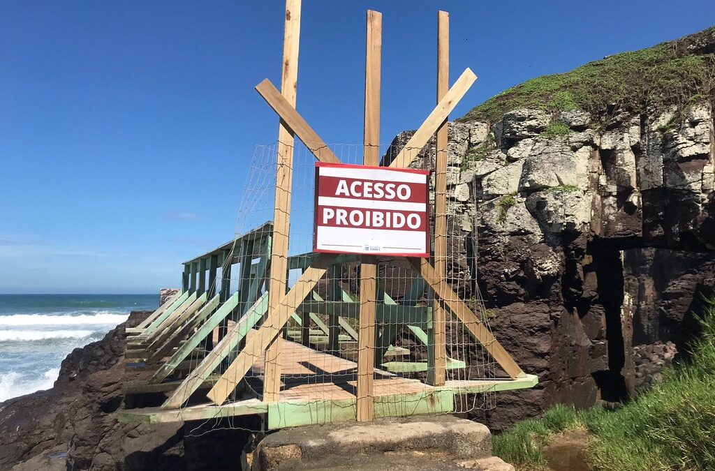 Defesa Civil municipal bloqueia acessos a pedestres em Torres
