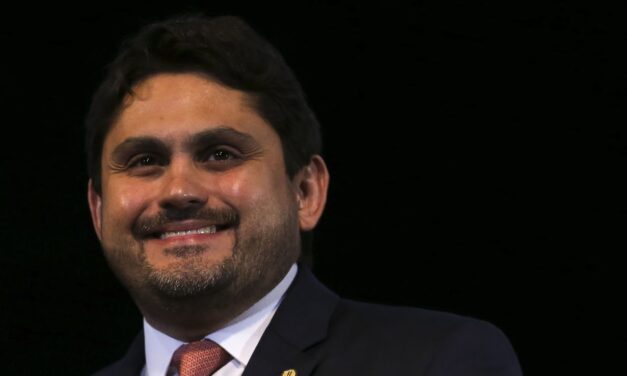 Juscelino Filho se encontra com Lula e permanece no Ministério das Comunicações