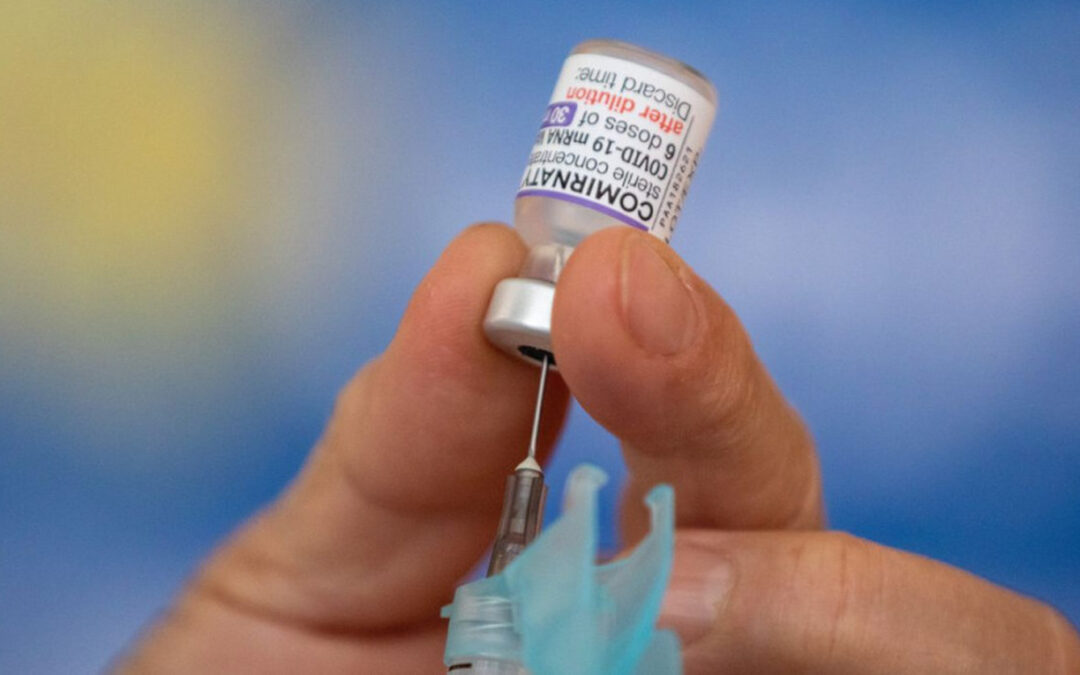 Vacina bivalente começa a ser aplicada em pessoas com deficiência