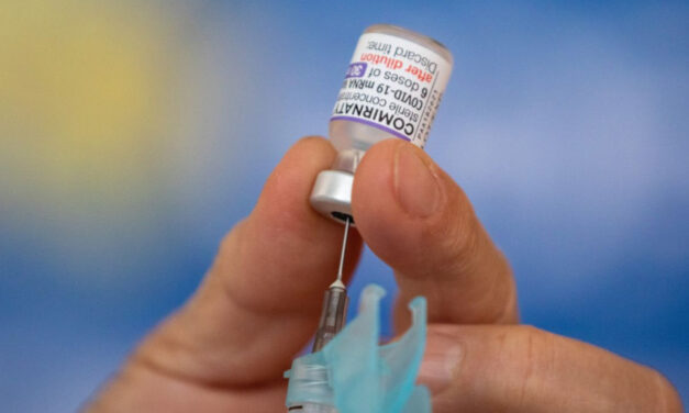 Vacina bivalente começa a ser aplicada em pessoas com deficiência
