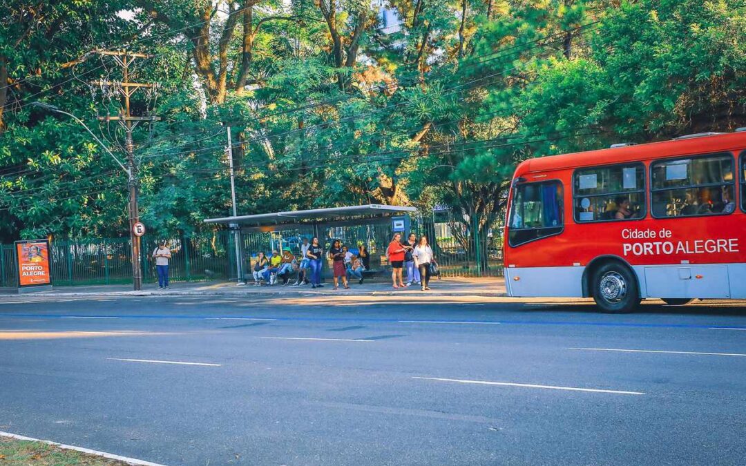 Quatro linhas transversais de ônibus passam para a iniciativa privada hoje