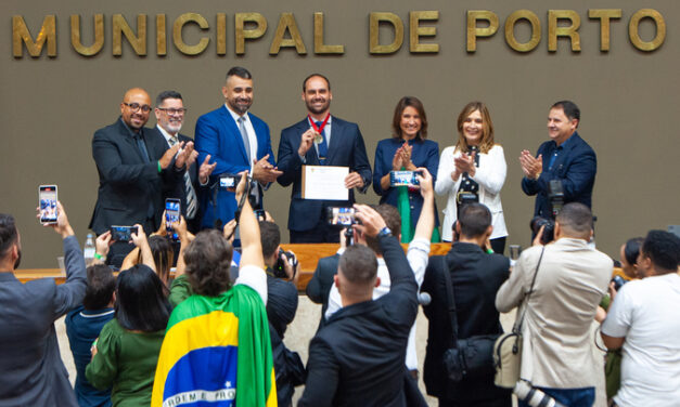 Karen Santos apresenta projeto pedindo revogação de homenagem a Eduardo Bolsonaro