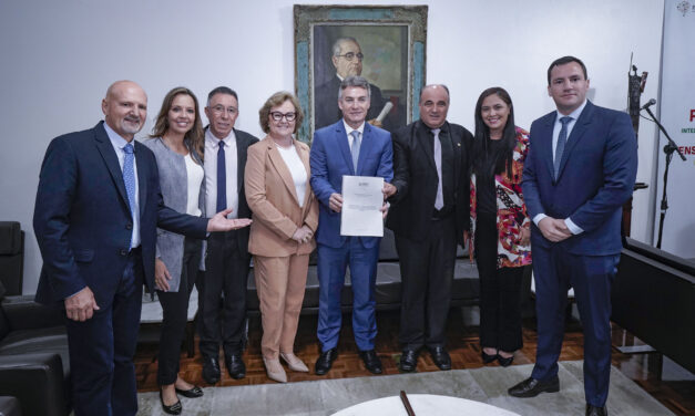 Comissão entrega relatório sobre estiagem ao Presidente da Assembleia