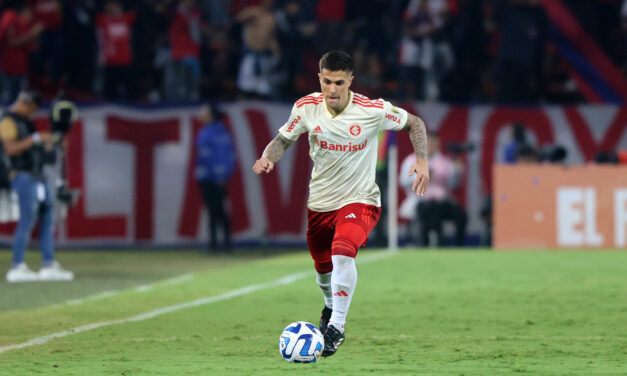 Volta à titularidade? Fabrício Bustos disputa posição com Igor Gomes para jogo contra o CSA