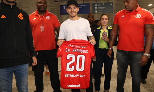 Aránguiz chega a Porto Alegre para vestir a camisa 20 do Internacional