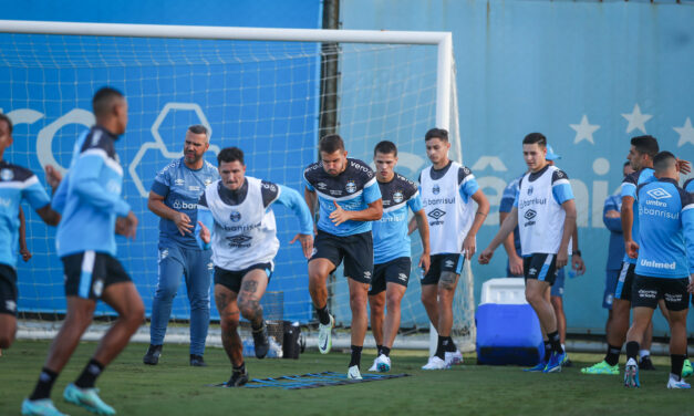 Quatro lesionados do Grêmio realizam atividades físicas no campo