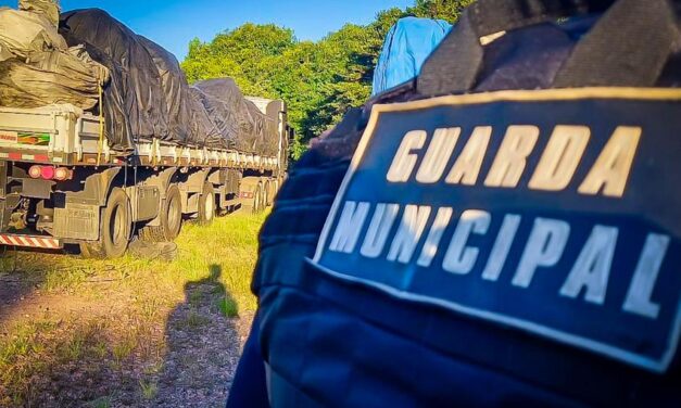 Três caminhões são flagrados carregando fios furtados em Porto Alegre