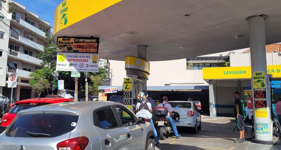 Posto de gasolina faz dia com “preço sem imposto” em Porto Alegre