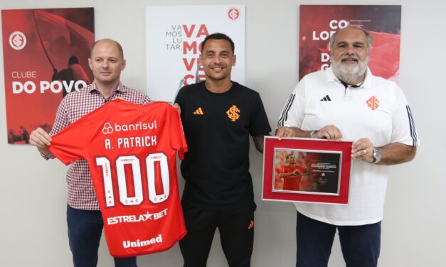 Alan Patrick completa 100 jogos pelo Inter e recebe homenagem