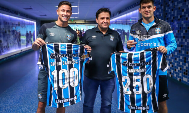 Kannemann e Diogo Barbosa recebem homenagem por jogos no Grêmio