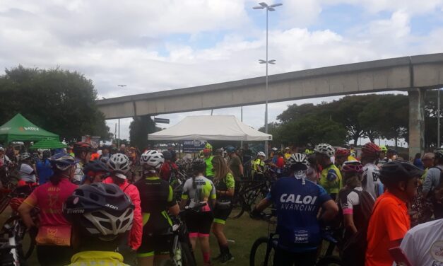 Passeio ciclístico arrecada alimentos e promove inclusão social