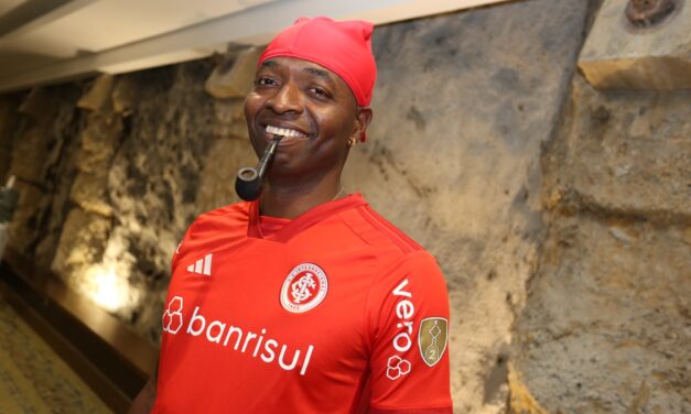 Campeão da Libertadores com o Inter em 2006, Renteria visita hotel colorado na véspera da estreia na competição