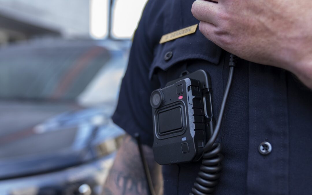 A Polícia Rodoviária Federal (PRF) apresentou, nesta quinta-feira (25), projeto para implementar o uso de câmeras corporais nos uniformes dos policiais.