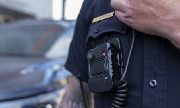 A Polícia Rodoviária Federal (PRF) apresentou, nesta quinta-feira (25), projeto para implementar o uso de câmeras corporais nos uniformes dos policiais.