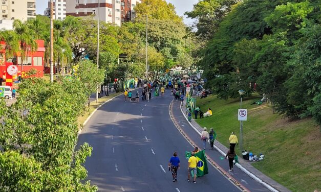 Grupo de manifestantes realizaram protesto na capital contra o Governo Federal neste 1° de maio