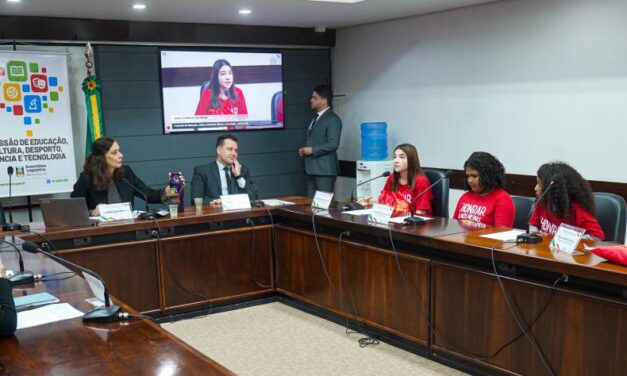 Estudantes apresentam projeto sobre saúde menstrual na Assembleia Legislativa