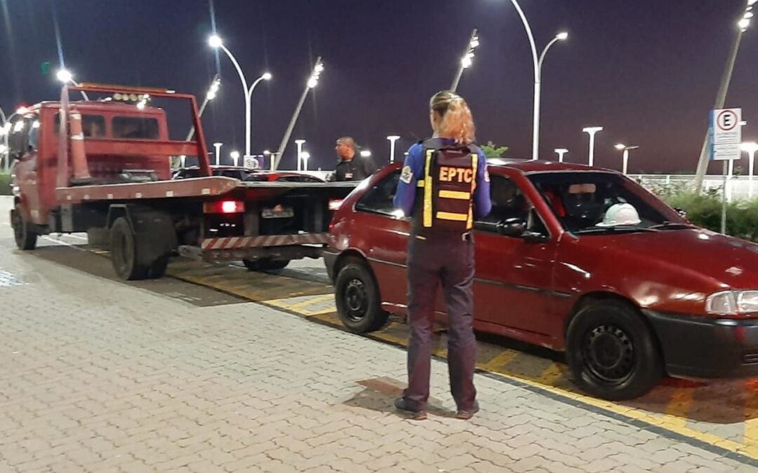 EPTC recolhe automóvel na Orla com mais de R$ 48 mil em infrações