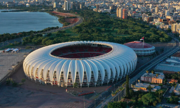 Torcedor que invadiu campo com filha no colo é impedido de ir no Beira-Rio por 10 jogos