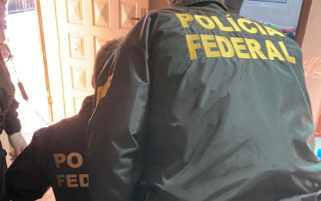 Polícia Federal prende dois homens por armazenarem pornografia infantil