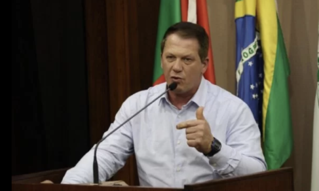 Câmara de Caxias do Sul rejeita cassação de vereador Sandro Fantinel que fez discurso contra baianos