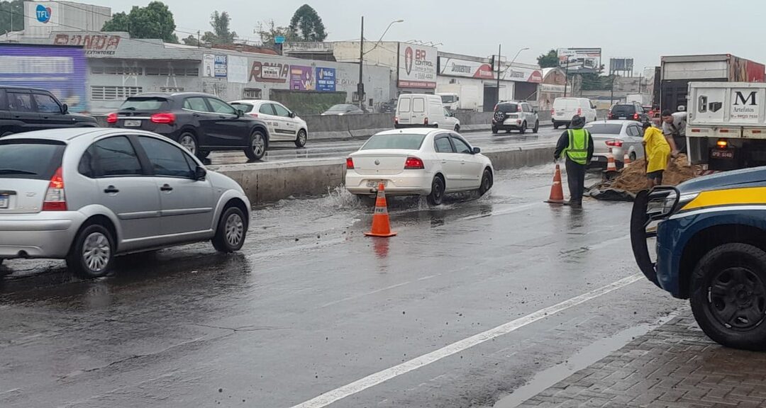 Caminhão carregado de areia tomba na BR-116 em São Leopoldo