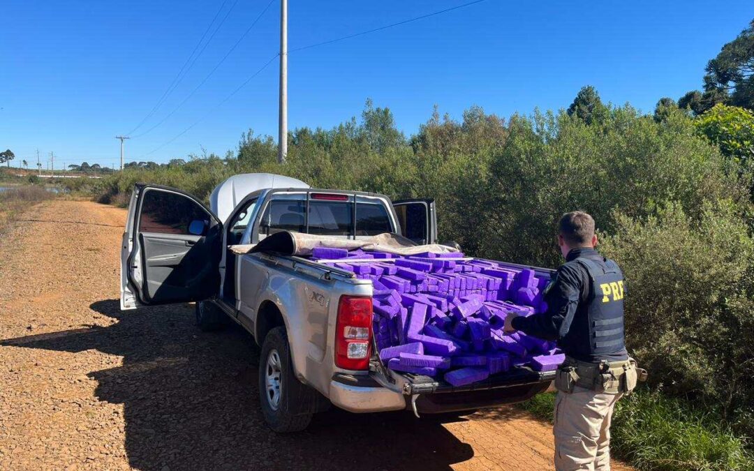 Mais de uma tonelada de maconha e caminhonete clonada são apreendidas pela PRF, em Vacaria